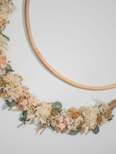 luna con flores preservadas bianca