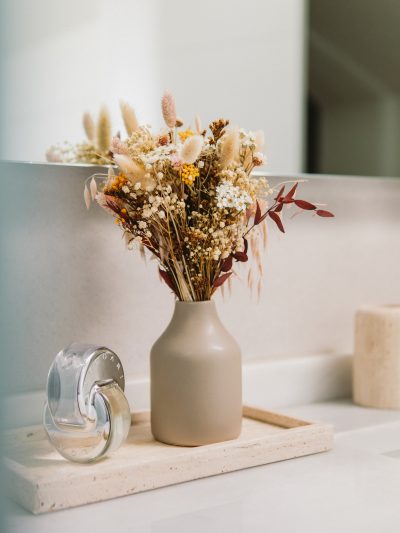 Jarrón con flores preservadas Taupe Neutro - Camomile Bouquet