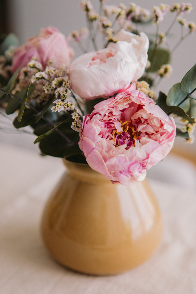 Jarrón con peonias preservadas bebé 2