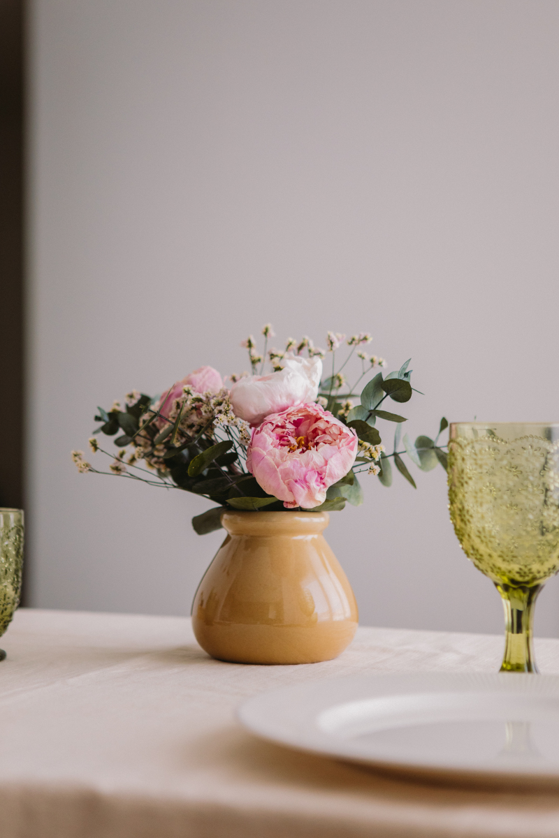 Jarrón con peonias preservadas bebé