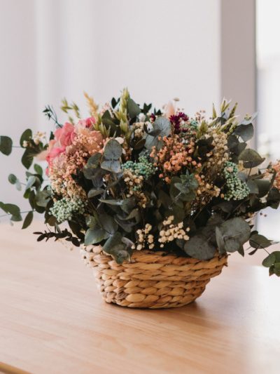 Cesta con flores preservadas estándar Chloé - Camomile Bouquet